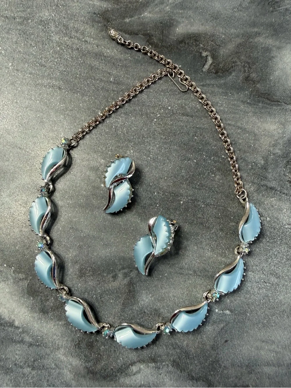 Vintage Baby Blue Thermoset Moonglow Lucite Necklace Clip on Earrings Set - Picture 10 of 10